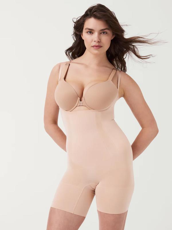 Spanx stipriai formuojantis bodis su šortukais bei atvira krūtine "OnCore Mid-Thigh Nude"