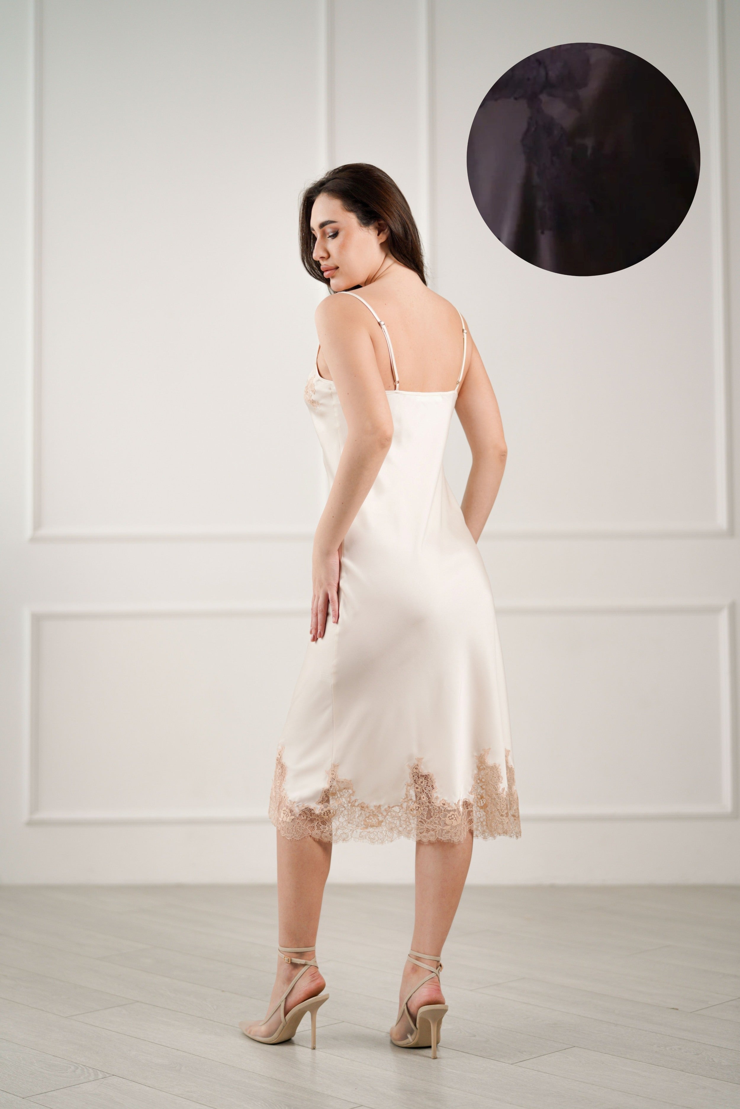 Komilfo длинная шелковая ночная рубашка с кружевом "Amber Long Black"