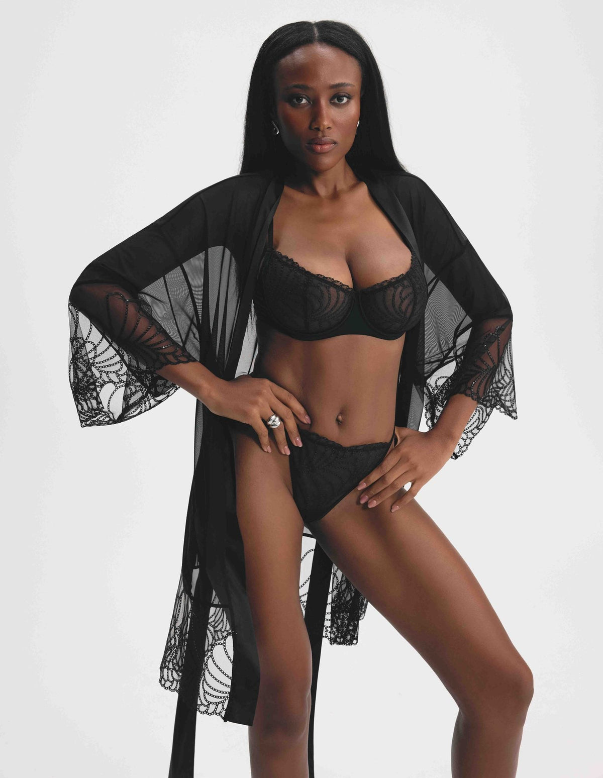 Perregimas chalatas ant apatinių