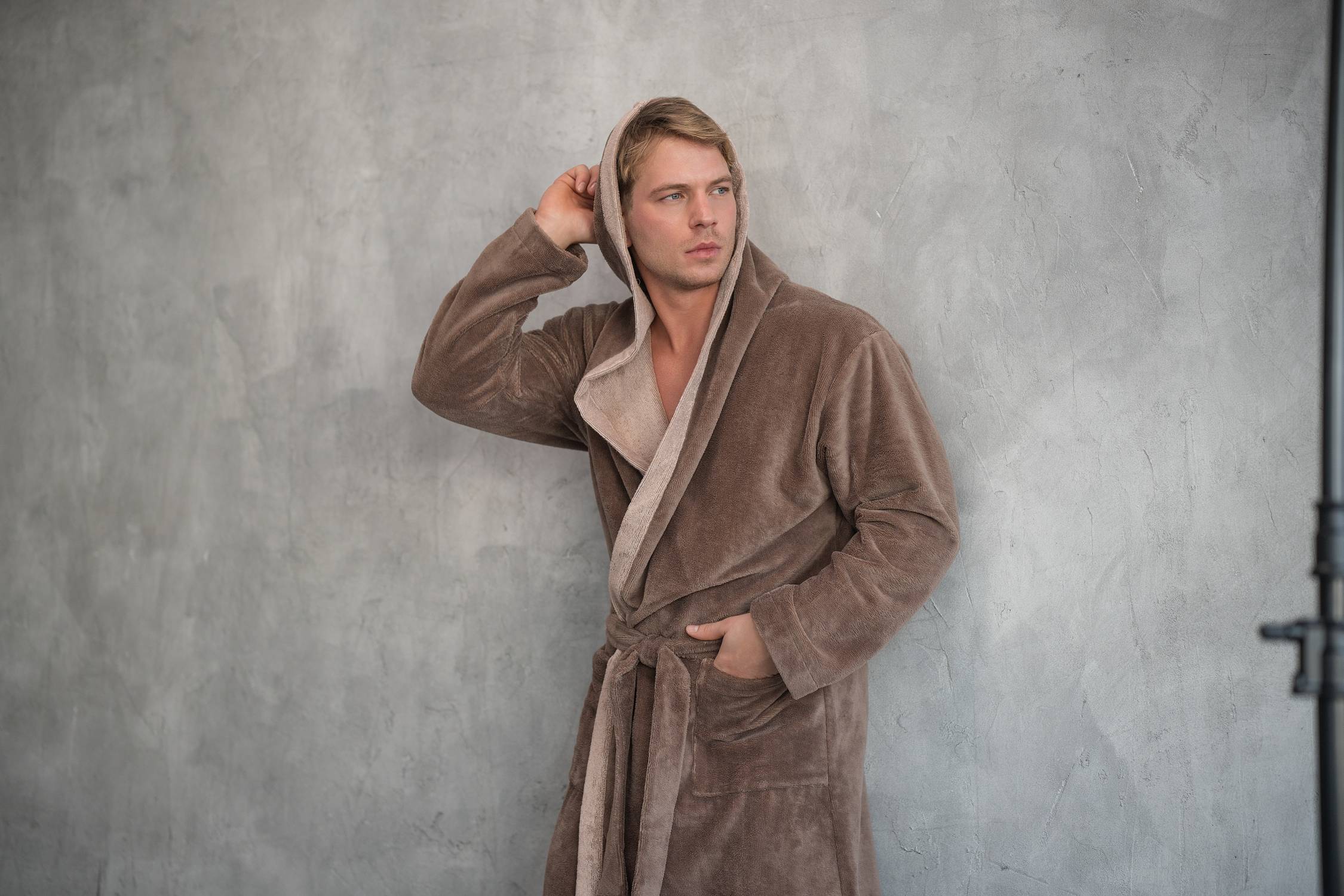 Belmanetti bambuko pluošto dvisluoksnis vyriškas chalatas su gobtuvu "Drake Taupe Velour"