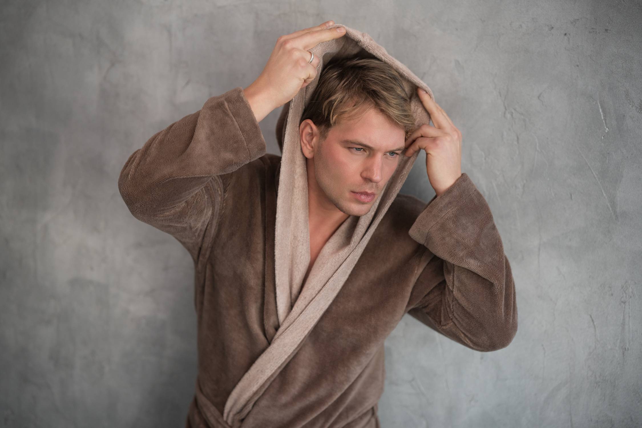 Belmanetti bambuko pluošto dvisluoksnis vyriškas chalatas su gobtuvu "Drake Taupe Velour"