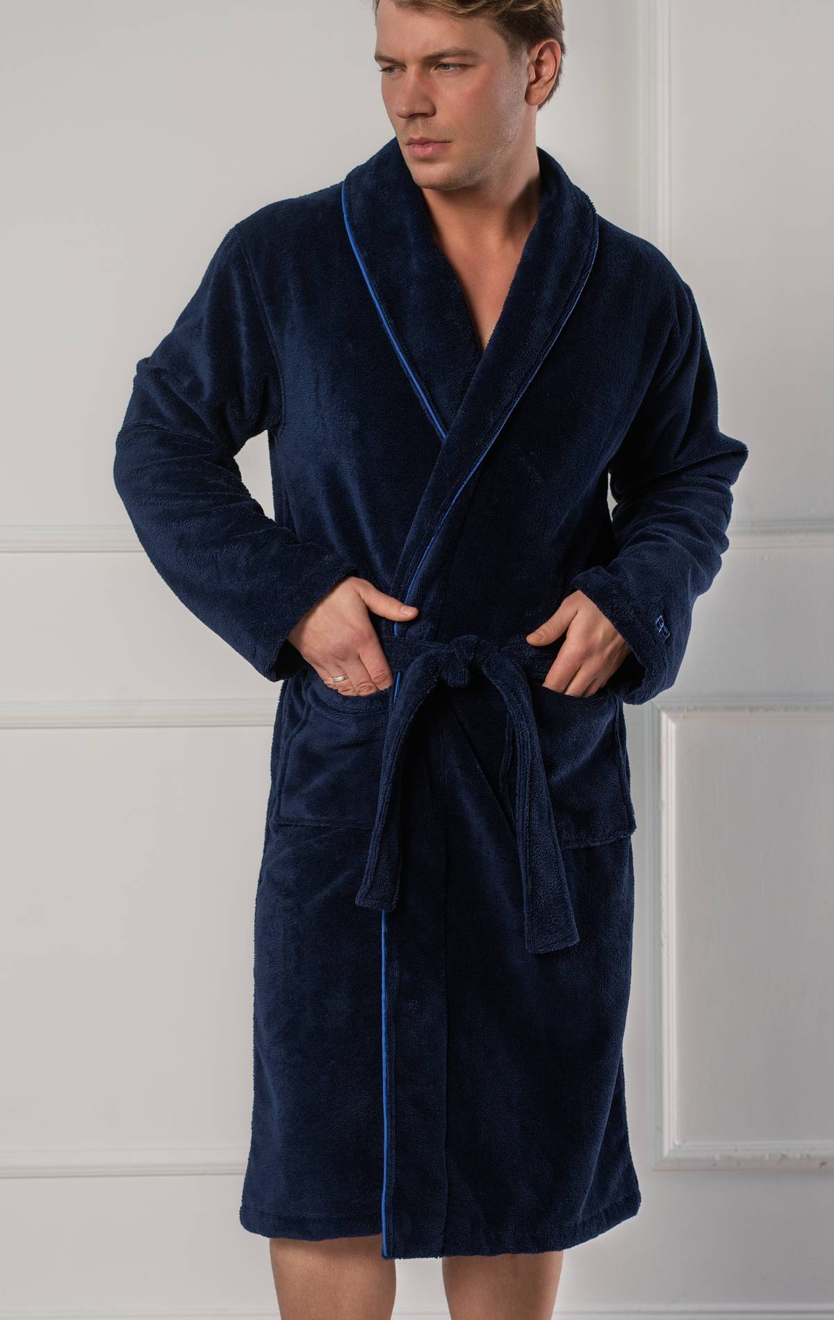 tamsiai mėlynas chalatas