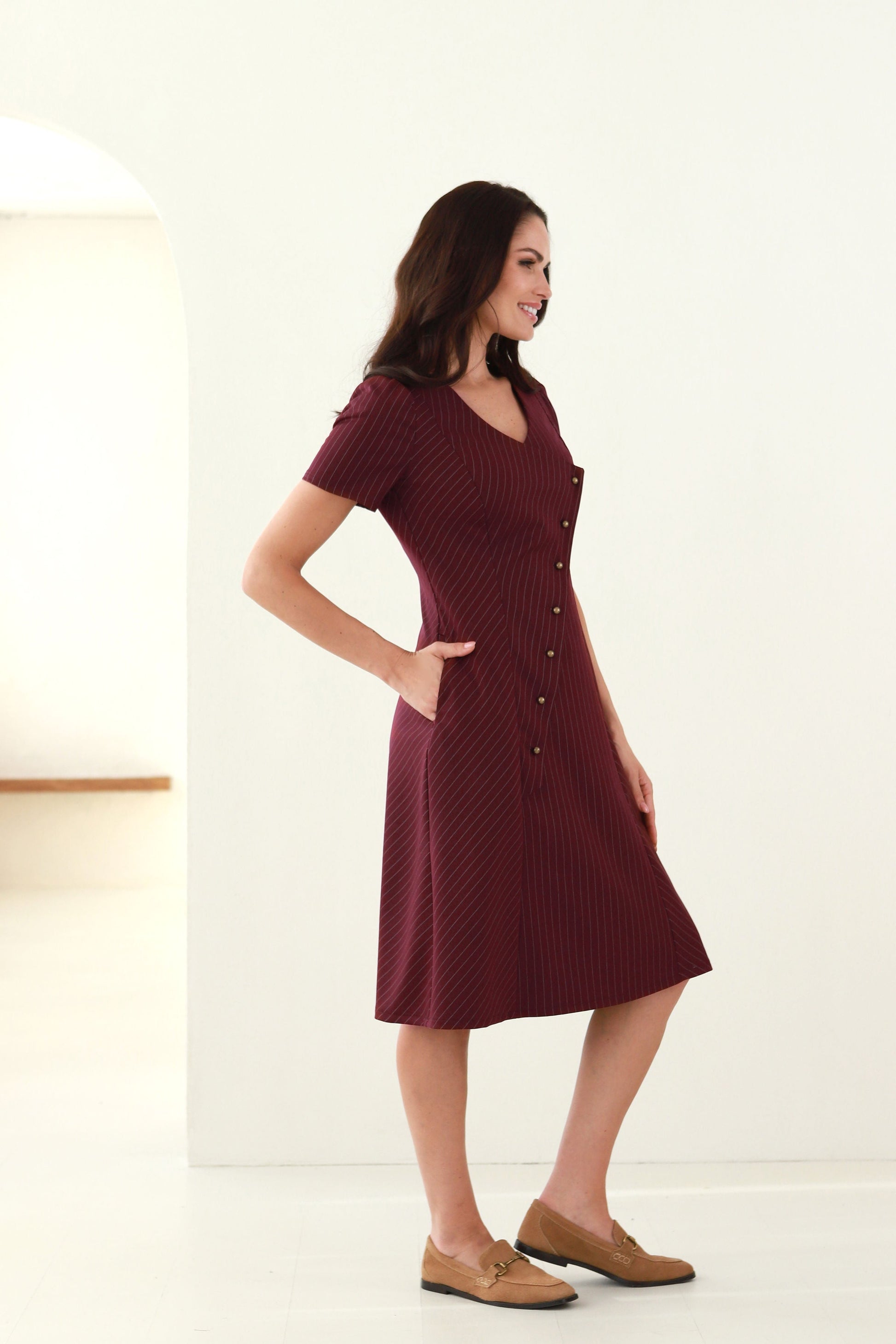 moteriška dryžuoto audinio suknelė