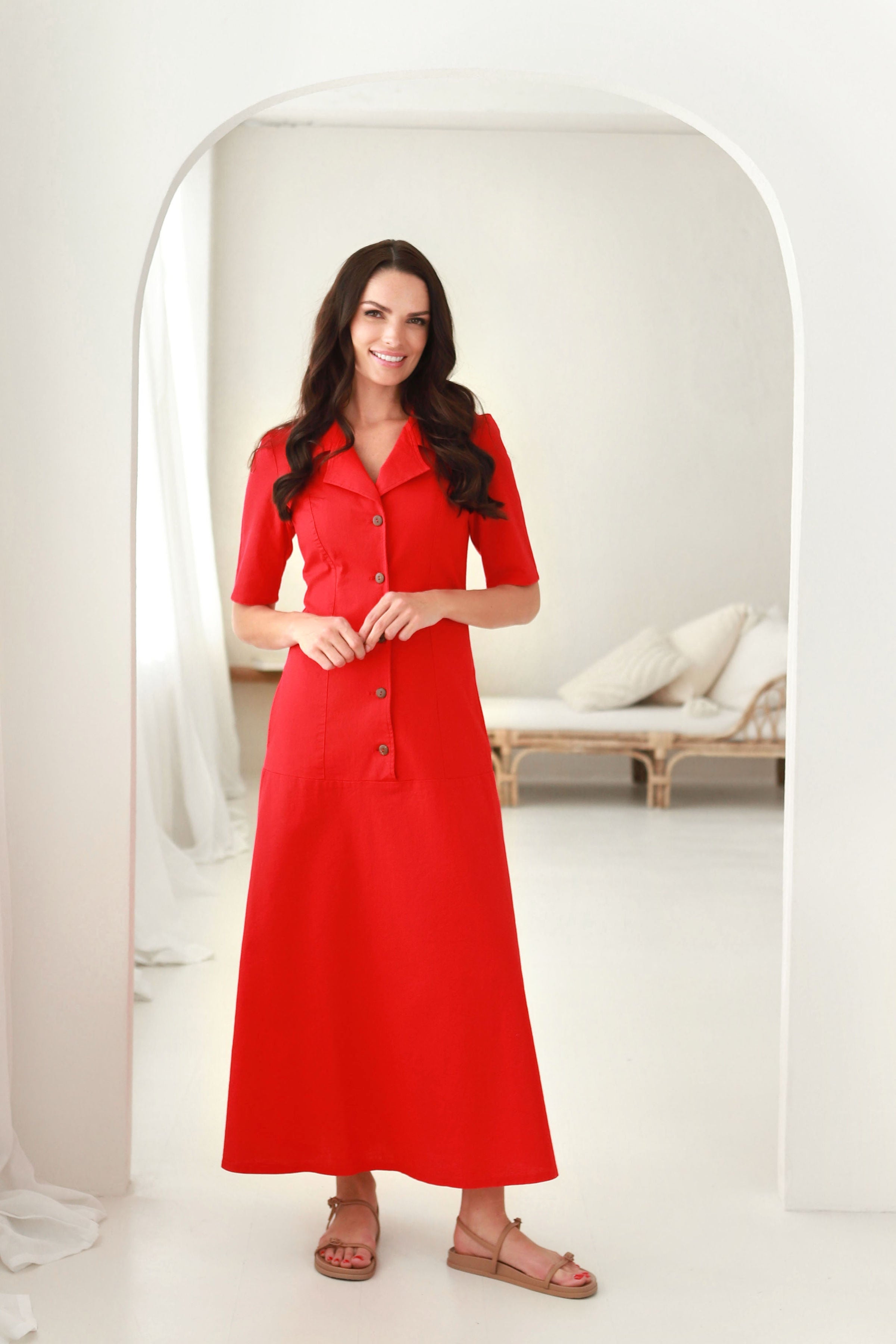 Lega ilga lininė suknelė su sagutėmis 