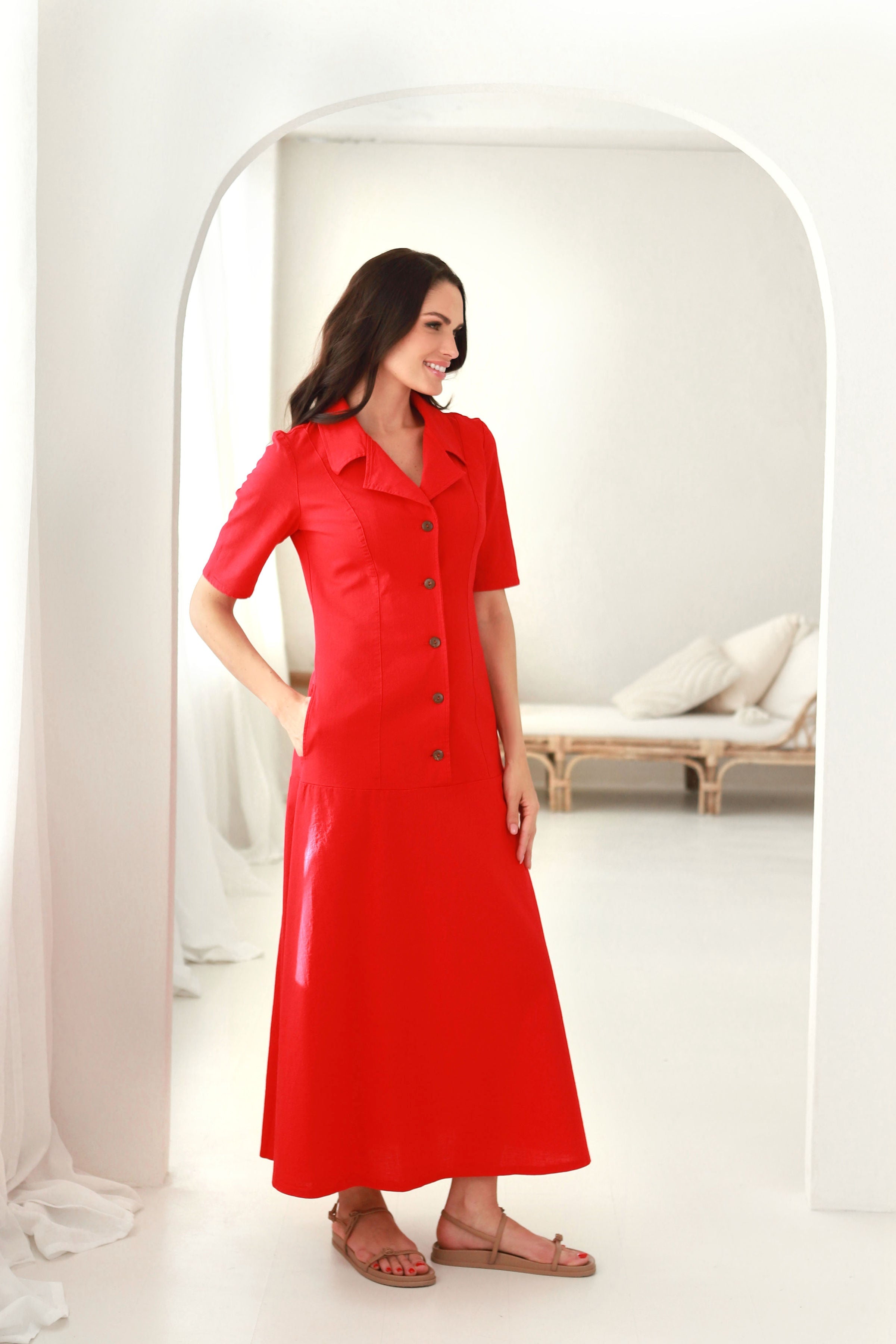 moteriška suknelė su sagutėmis