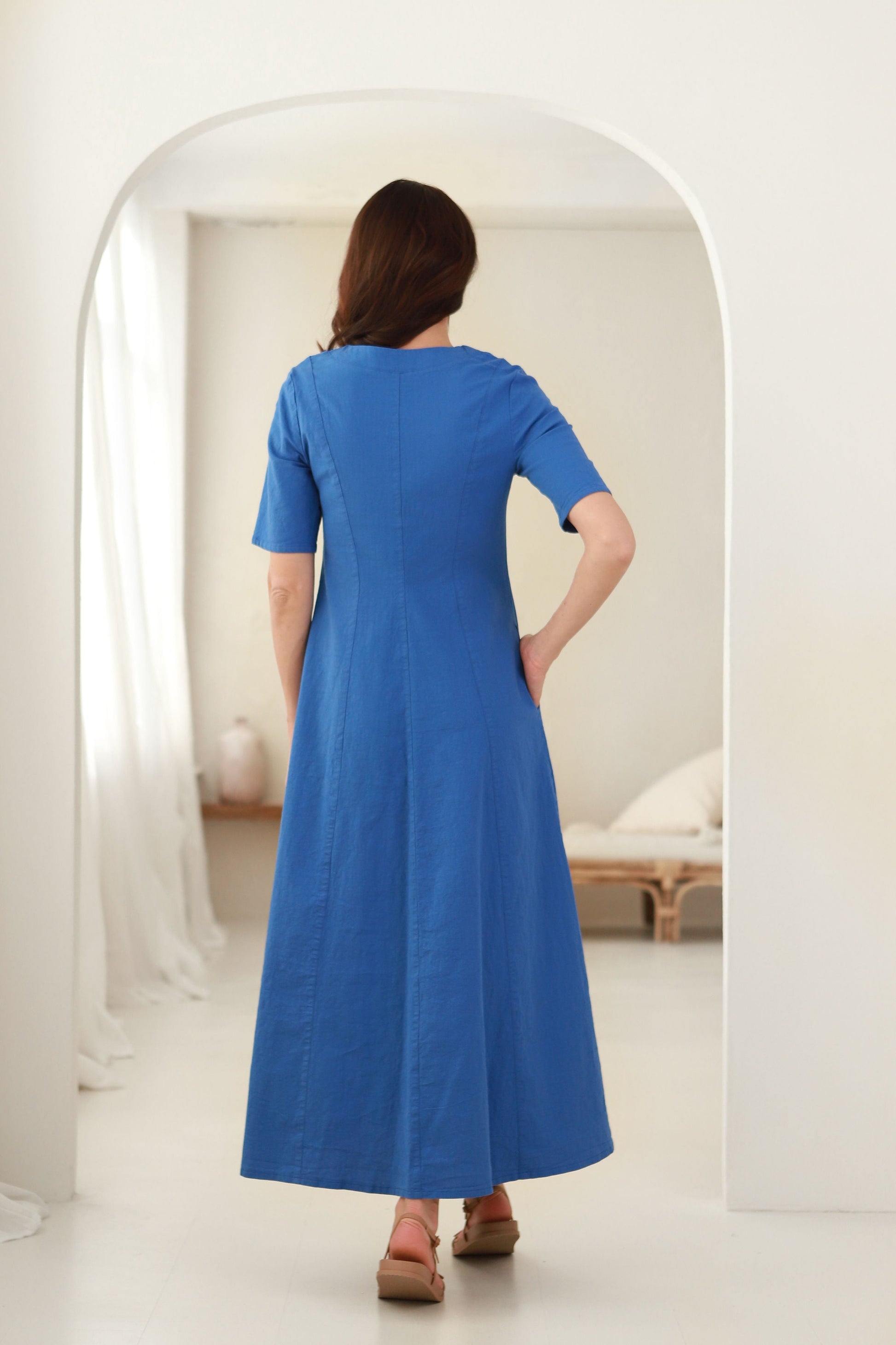 stilinga lininė suknelė