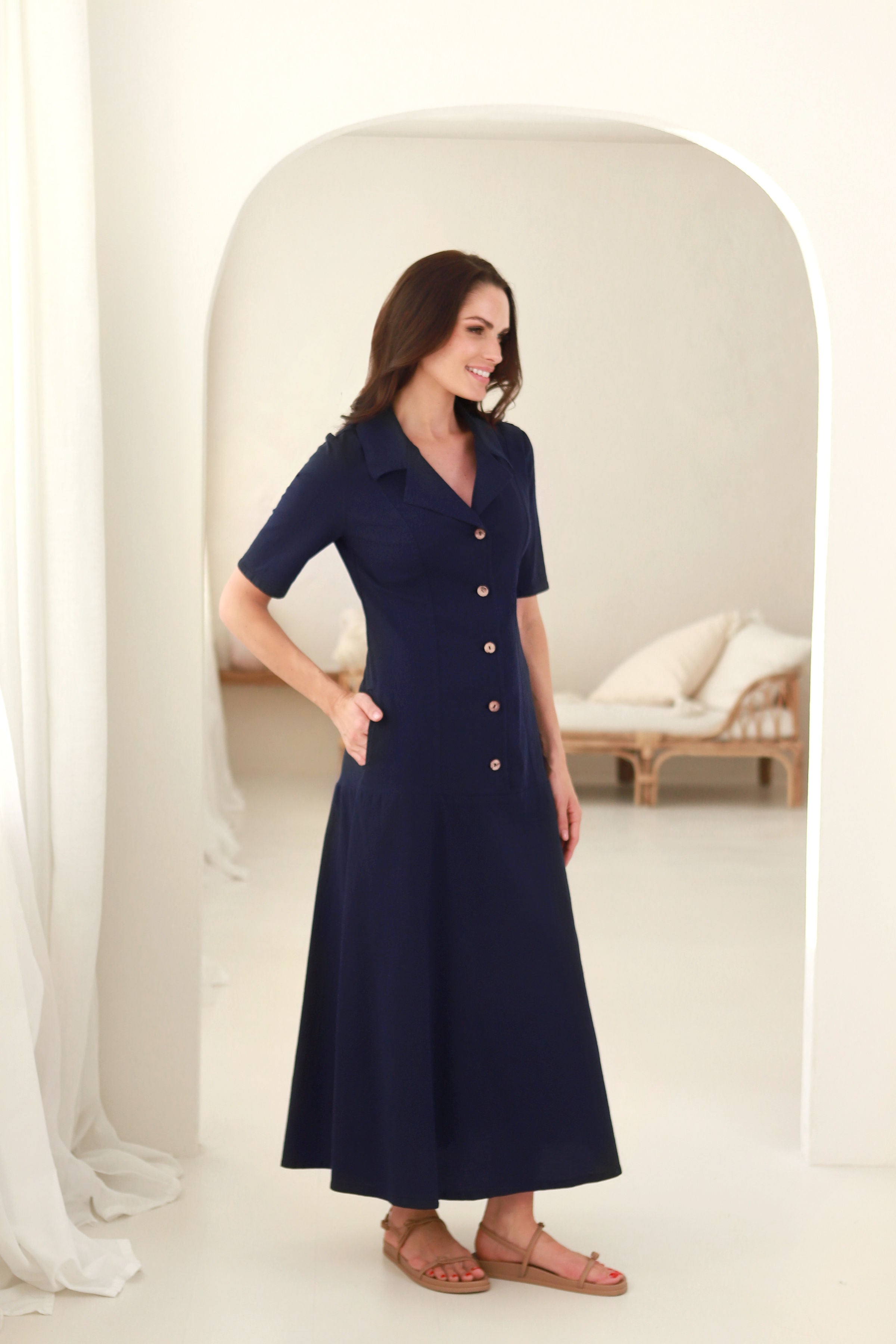 Lega ilga lininė suknelė su sagutėmis 