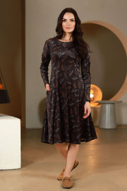 Lega veliūrinė A silueto suknelė "Ilaria Brown - Peach Velour"