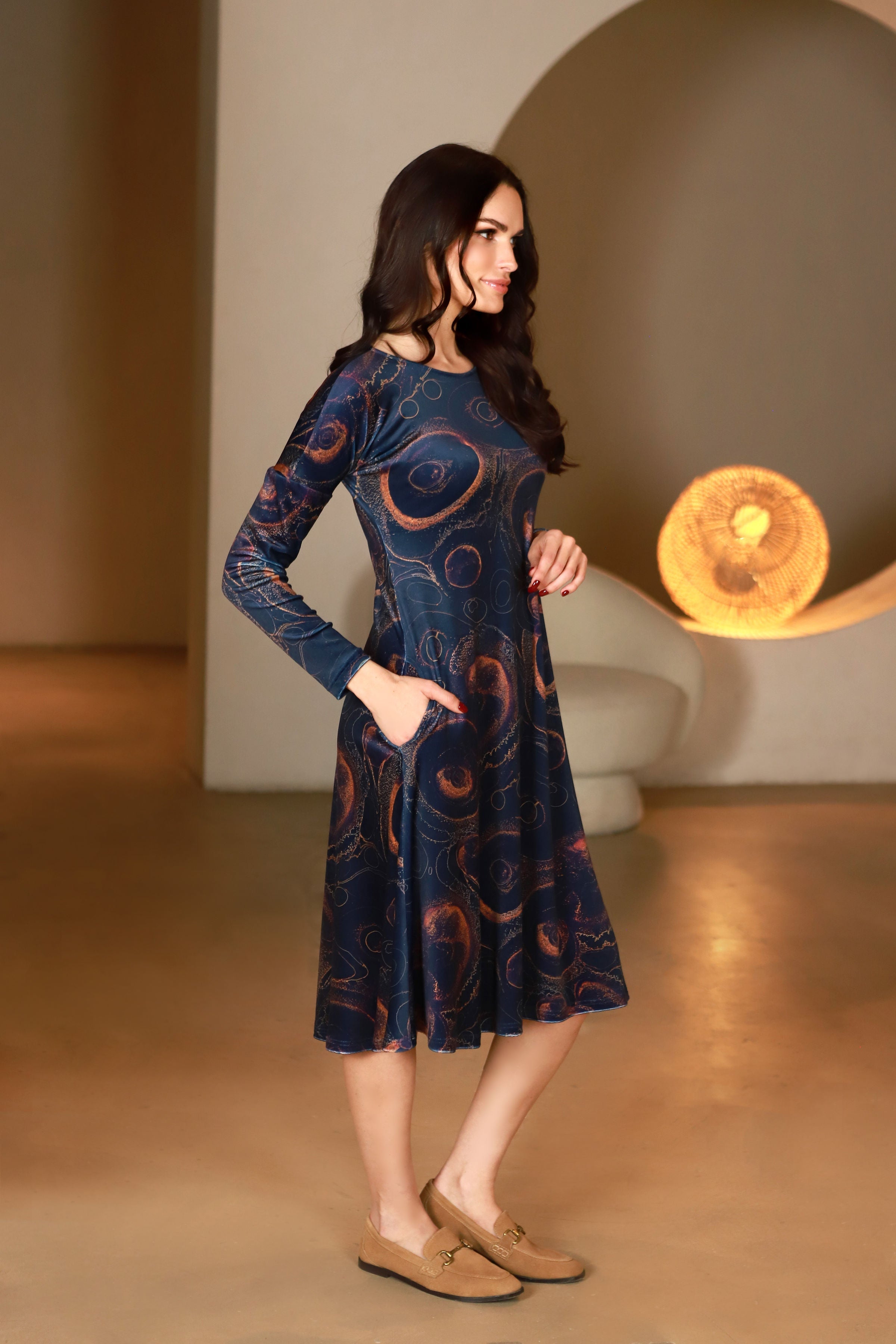 Lega veliūrinė A silueto suknelė "Ilaria Navy - Multicolor Velour"