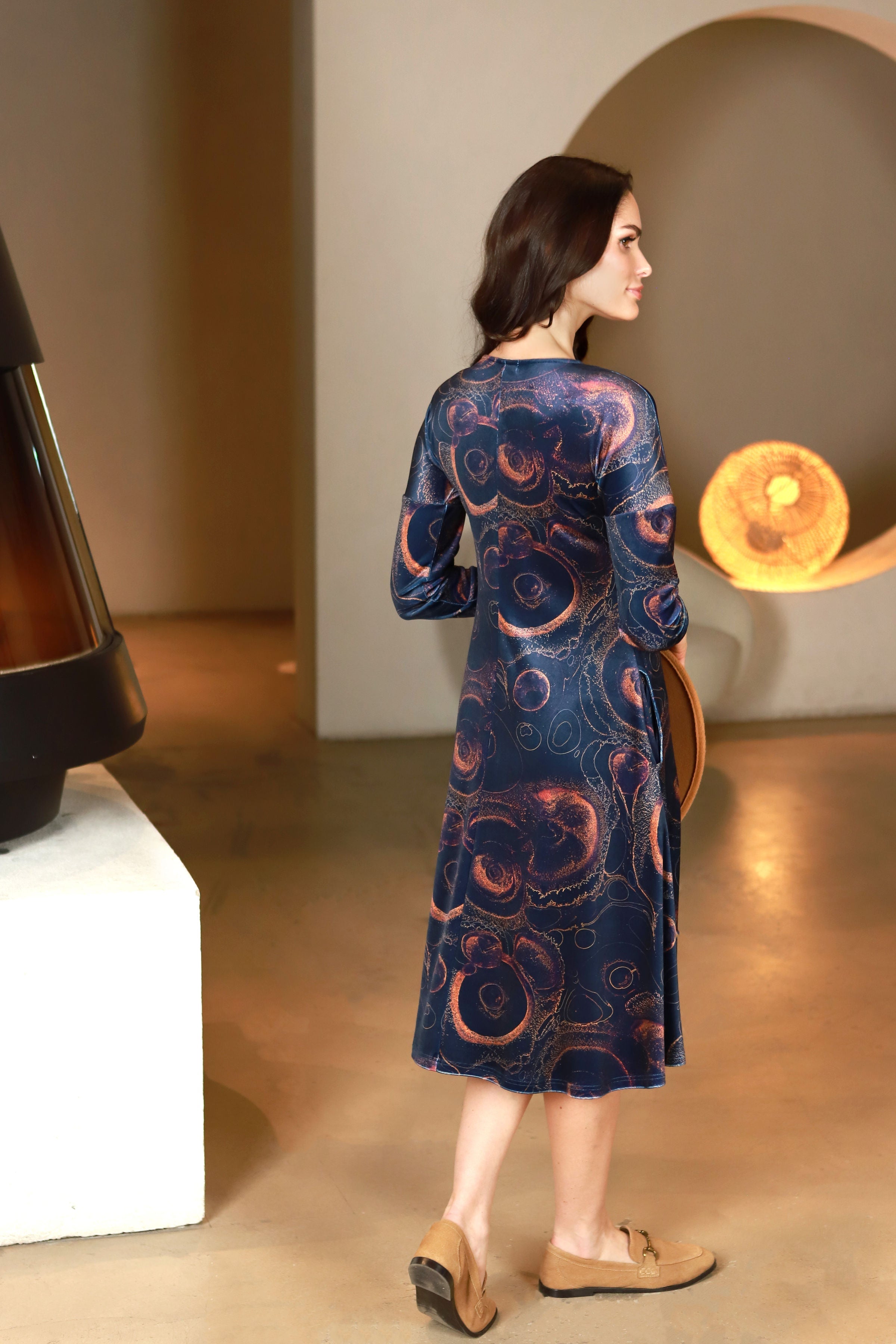 Lega veliūrinė A silueto suknelė "Ilaria Navy - Multicolor Velour"