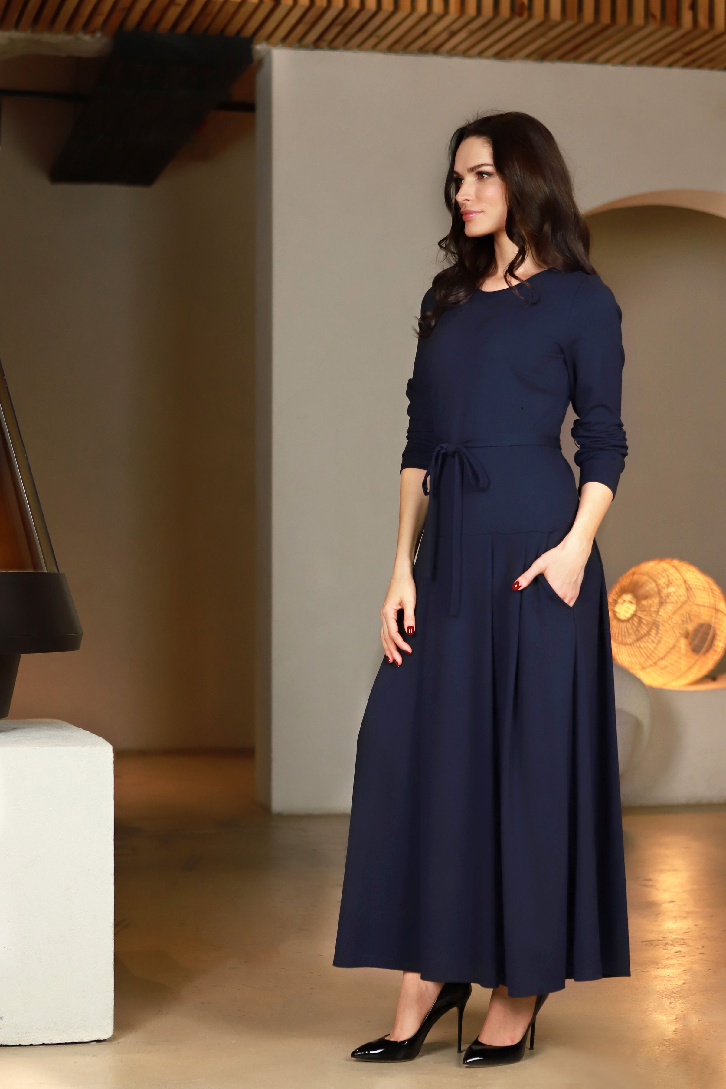 Lega ilga viskozinė suknelė su dirželiu "Liza Navy"