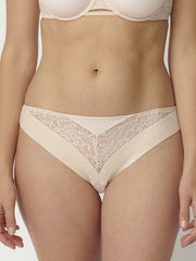Triumph braziliško kirpimo kelnaitės "Vivid Spotlight Light Cream"
