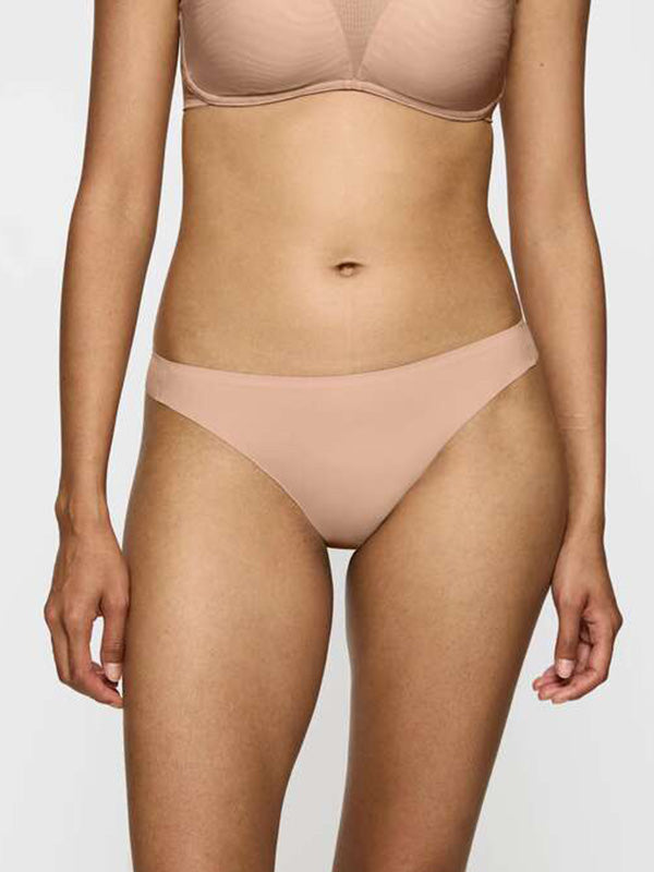 Triumph besiūlės kelnaitės stringai 